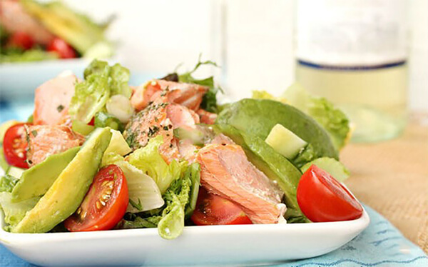 Salad bơ với cá hồi