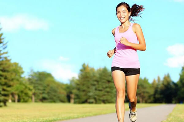 Vận động giúp làm tăng nhu động ruột hạn chế tình trạng táo bón khi an keto