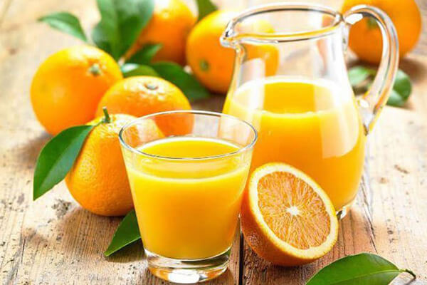 Bệnh nhân tiểu đường chỉ nên uống nước cam với lượng vừa phải