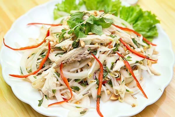 Salad gà là món ăn cung cấp đầy đủ các chất xơ, protein, vitamin và muối khoáng cho bệnh nhân tiểu đường