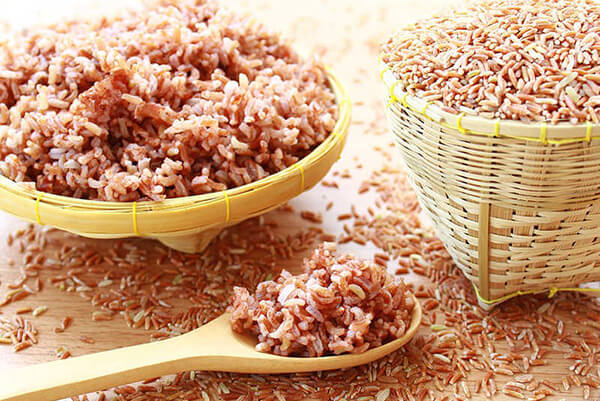 Ăn cơm gạo lứt giúp làm giảm lượng đường trong máu, ngăn ngừa tiến triển của bệnh.